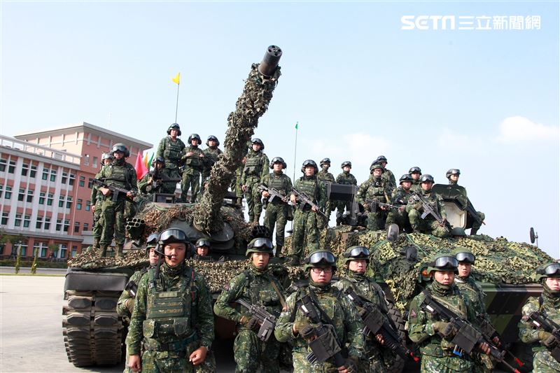 陸軍第四作戰區裝甲564旅戰備部隊官兵春節期間落實戰備整備，藉模擬反機降作戰「仿真實戰」場景，實施縮短距離「實兵對抗」演練，聯合防空作戰、戰場監偵、聯合火力打擊、戰車戰鬥隊攻擊、遠距狙殺、戰鬥隊形變換及火力追擊等課目，以顯示「聯合兵種營」獨立遂行聯合作戰能力。（記者邱榮吉/高雄拍攝）