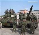 陸軍第四作戰區裝甲564旅戰備部隊官兵春節期間落實戰備整備，藉模擬反機降作戰「仿真實戰」場景，實施縮短距離「實兵對抗」演練，聯合防空作戰、戰場監偵、聯合火力打擊、戰車戰鬥隊攻擊、遠距狙殺、戰鬥隊形變換及火力追擊等課目，以顯示「聯合兵種營」獨立遂行聯合作戰能力。（記者邱榮吉/高雄拍攝）