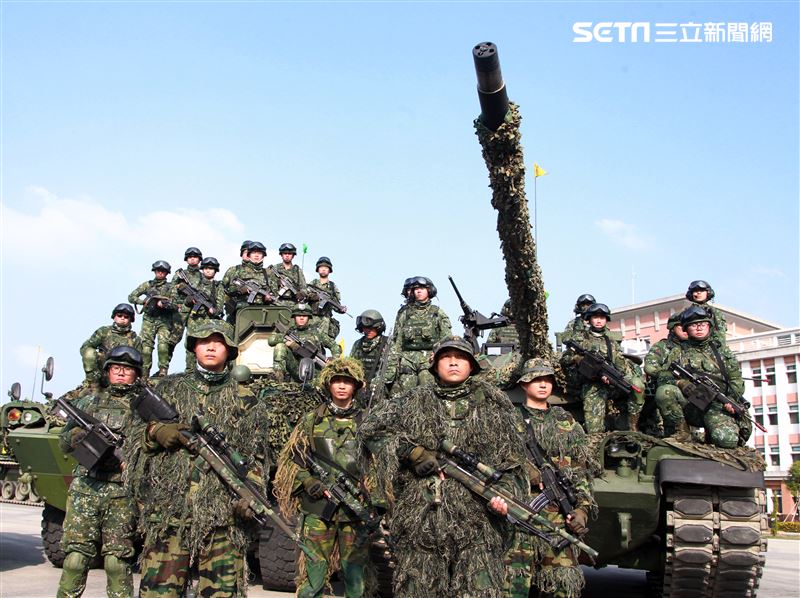 陸軍第四作戰區裝甲564旅戰備部隊官兵春節期間落實戰備整備，藉模擬反機降作戰「仿真實戰」場景，實施縮短距離「實兵對抗」演練，聯合防空作戰、戰場監偵、聯合火力打擊、戰車戰鬥隊攻擊、遠距狙殺、戰鬥隊形變換及火力追擊等課目，以顯示「聯合兵種營」獨立遂行聯合作戰能力。（記者邱榮吉/高雄拍攝）