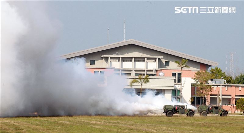 陸軍第四作戰區裝甲564旅戰備部隊官兵春節期間落實戰備整備，藉模擬反機降作戰「仿真實戰」場景，實施縮短距離「實兵對抗」演練，聯合防空作戰、戰場監偵、聯合火力打擊、戰車戰鬥隊攻擊、遠距狙殺、戰鬥隊形變換及火力追擊等課目，以顯示「聯合兵種營」獨立遂行聯合作戰能力。（記者邱榮吉/高雄拍攝）