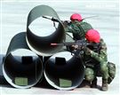 陸軍第四作戰區裝甲564旅戰備部隊官兵春節期間落實戰備整備，藉模擬反機降作戰「仿真實戰」場景，實施縮短距離「實兵對抗」演練，聯合防空作戰、戰場監偵、聯合火力打擊、戰車戰鬥隊攻擊、遠距狙殺、戰鬥隊形變換及火力追擊等課目，以顯示「聯合兵種營」獨立遂行聯合作戰能力。（記者邱榮吉/高雄拍攝）