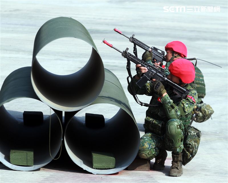 陸軍第四作戰區裝甲564旅戰備部隊官兵春節期間落實戰備整備，藉模擬反機降作戰「仿真實戰」場景，實施縮短距離「實兵對抗」演練，聯合防空作戰、戰場監偵、聯合火力打擊、戰車戰鬥隊攻擊、遠距狙殺、戰鬥隊形變換及火力追擊等課目，以顯示「聯合兵種營」獨立遂行聯合作戰能力。（記者邱榮吉/高雄拍攝）