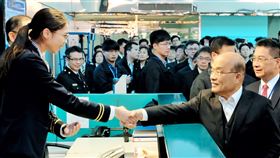 蘇貞昌視察桃園國際機場　慰勉執勤人員行政院長蘇貞昌（前右）21日上午前往桃園國際機場視察春節疏運狀況，並發放年節福袋，慰勉感謝執勤人員的辛勞。中央社記者吳睿騏桃園機場攝　109年1月21日