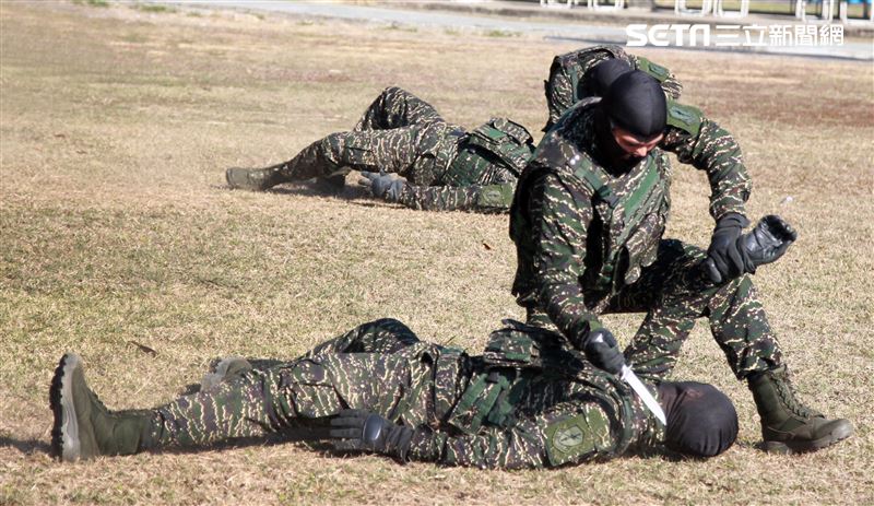 海軍陸戰隊特勤隊員執行綜合格鬥。（記者邱榮吉/高雄拍攝）