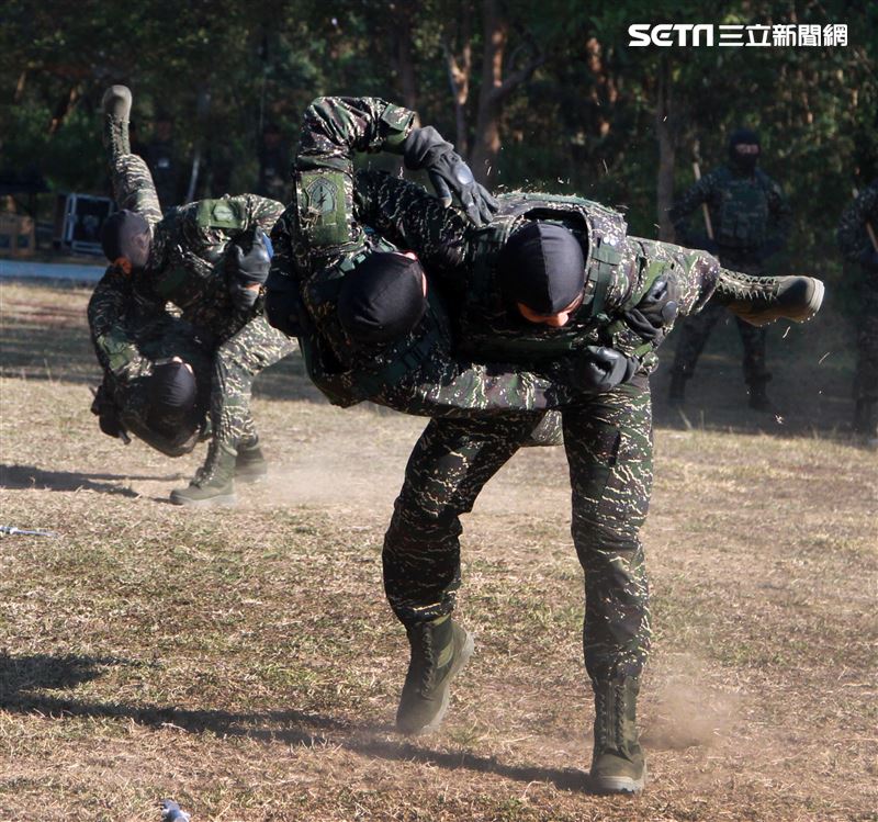 海軍陸戰隊特勤隊員執行綜合格鬥。（記者邱榮吉/高雄拍攝）