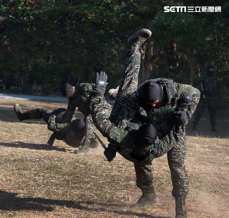 海軍陸戰隊特勤隊員執行綜合格鬥。（記者邱榮吉/高雄拍攝）