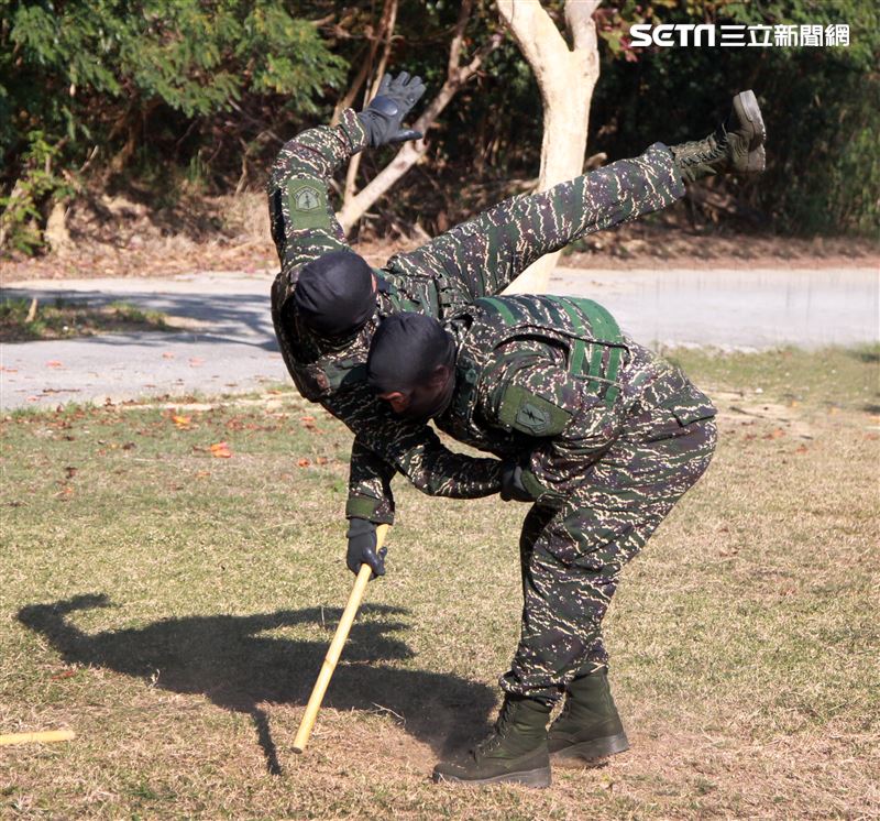 海軍陸戰隊特勤隊員執行綜合格鬥。（記者邱榮吉/高雄拍攝）