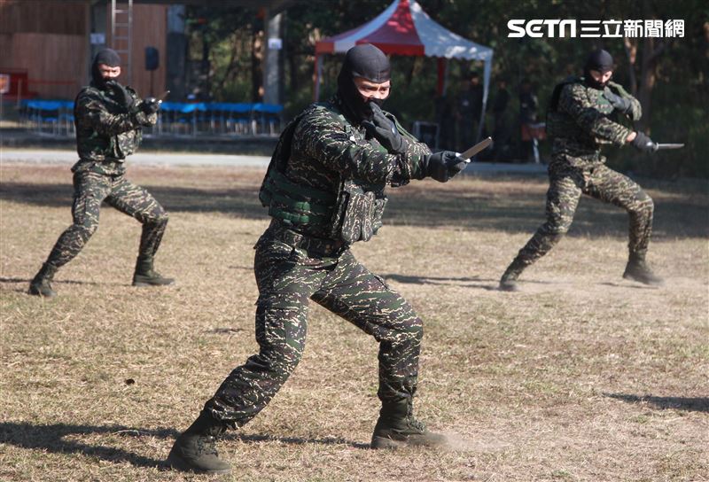 海軍陸戰隊特勤隊員執行綜合格鬥。（記者邱榮吉/高雄拍攝）