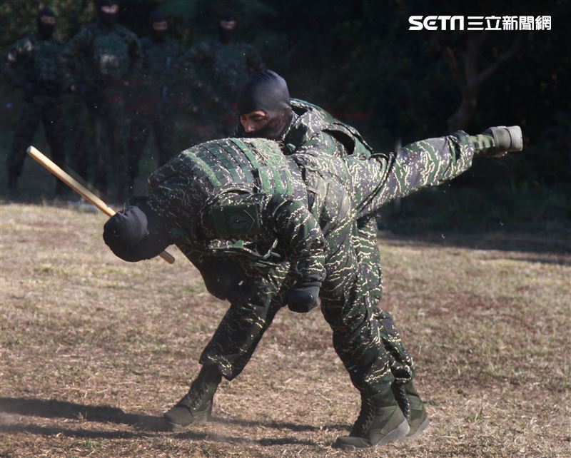 海軍陸戰隊特勤隊員執行綜合格鬥。（記者邱榮吉/高雄拍攝）