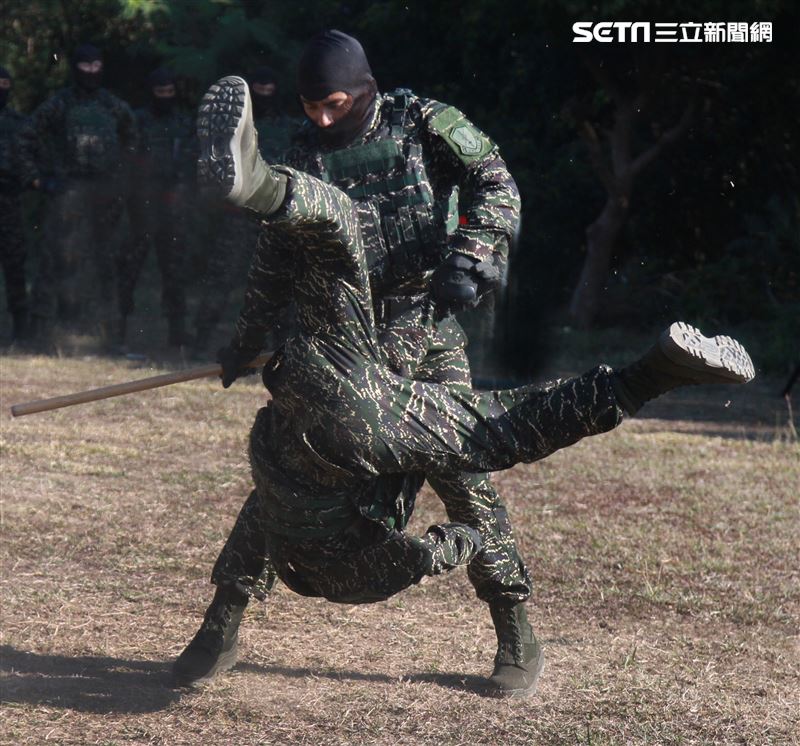 海軍陸戰隊特勤隊員執行綜合格鬥。（記者邱榮吉/高雄拍攝）