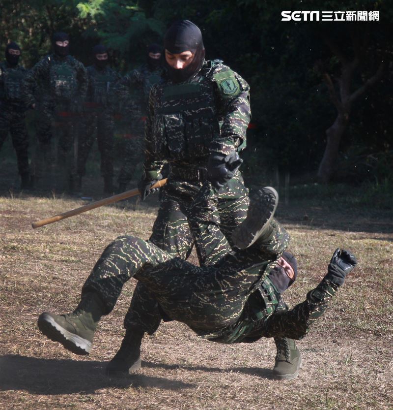 海軍陸戰隊特勤隊員執行綜合格鬥。（記者邱榮吉/高雄拍攝）