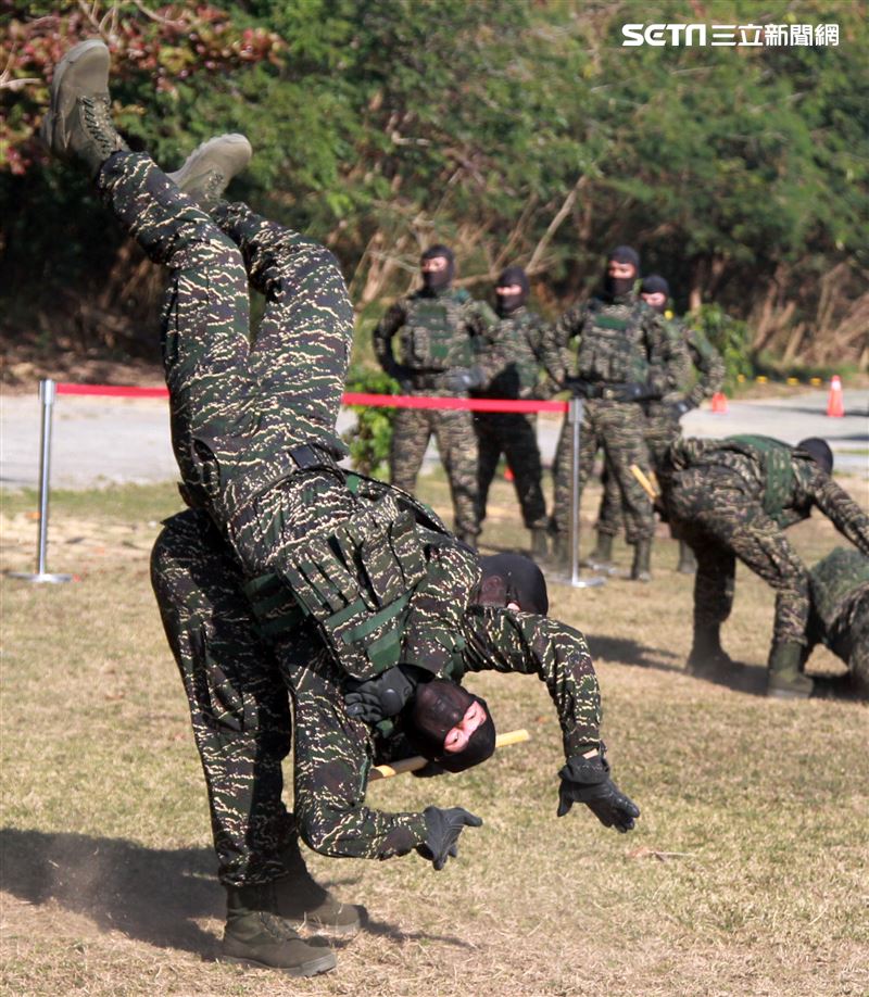 海軍陸戰隊特勤隊員執行綜合格鬥。（記者邱榮吉/高雄拍攝）