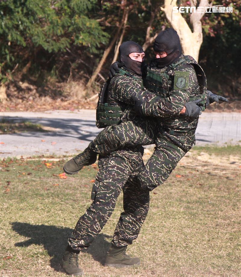 海軍陸戰隊特勤隊員執行綜合格鬥。（記者邱榮吉/高雄拍攝）