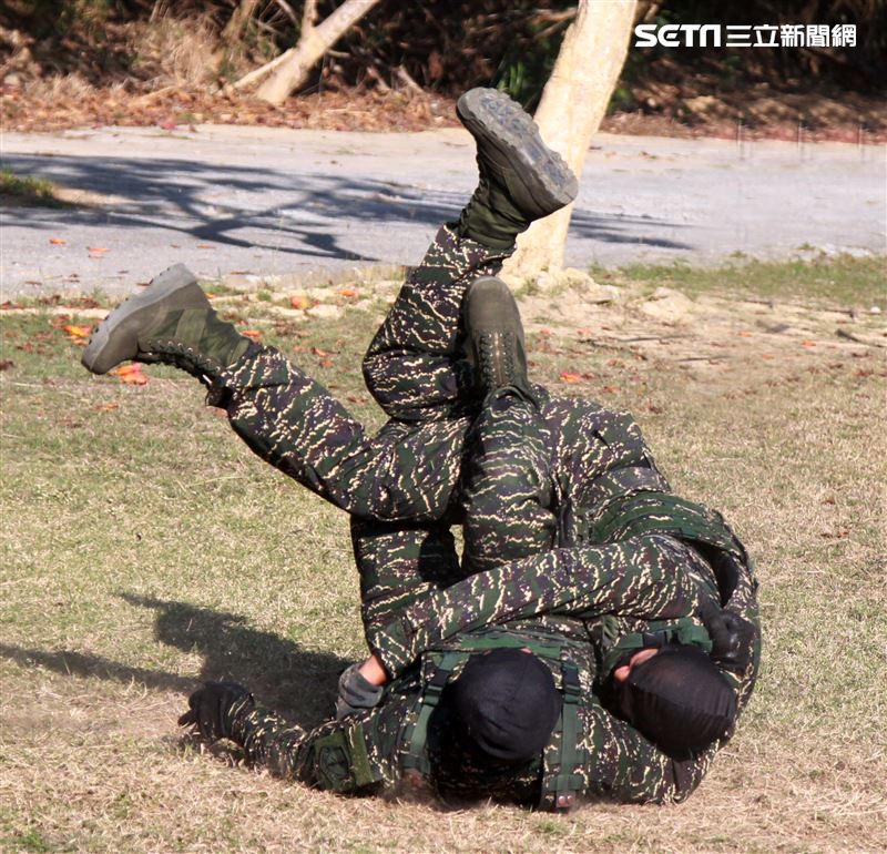 海軍陸戰隊特勤隊員執行綜合格鬥。（記者邱榮吉/高雄拍攝）