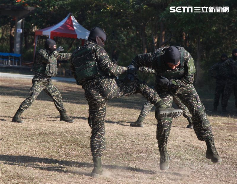 海軍陸戰隊特勤隊員執行綜合格鬥。（記者邱榮吉/高雄拍攝）