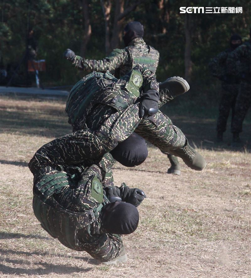 海軍陸戰隊特勤隊員執行綜合格鬥。（記者邱榮吉/高雄拍攝）