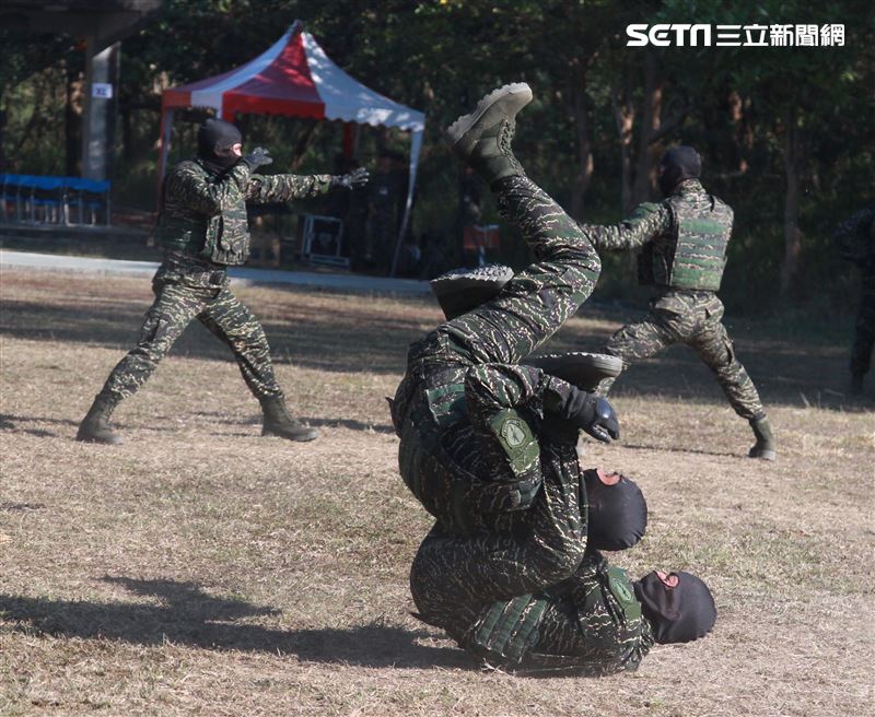 海軍陸戰隊特勤隊員執行綜合格鬥。（記者邱榮吉/高雄拍攝）