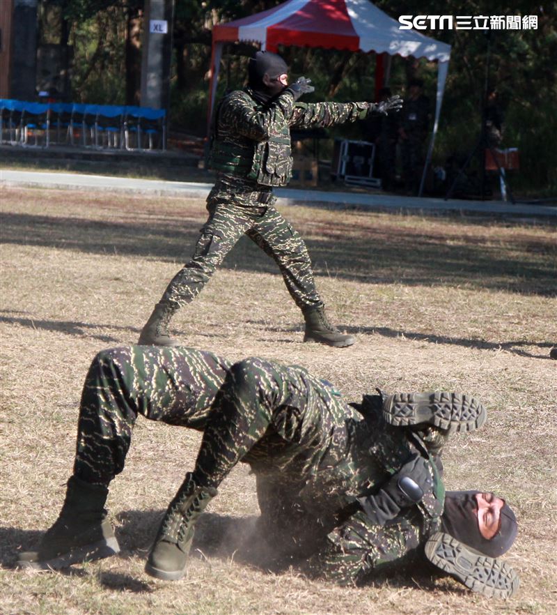 海軍陸戰隊特勤隊員執行綜合格鬥。（記者邱榮吉/高雄拍攝）