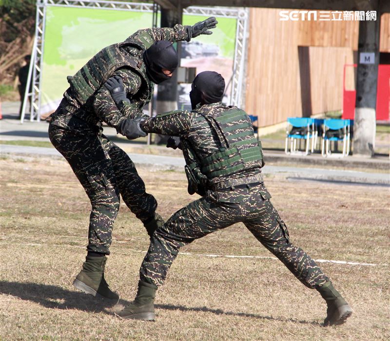 海軍陸戰隊特勤隊員執行綜合格鬥。（記者邱榮吉/高雄拍攝）
