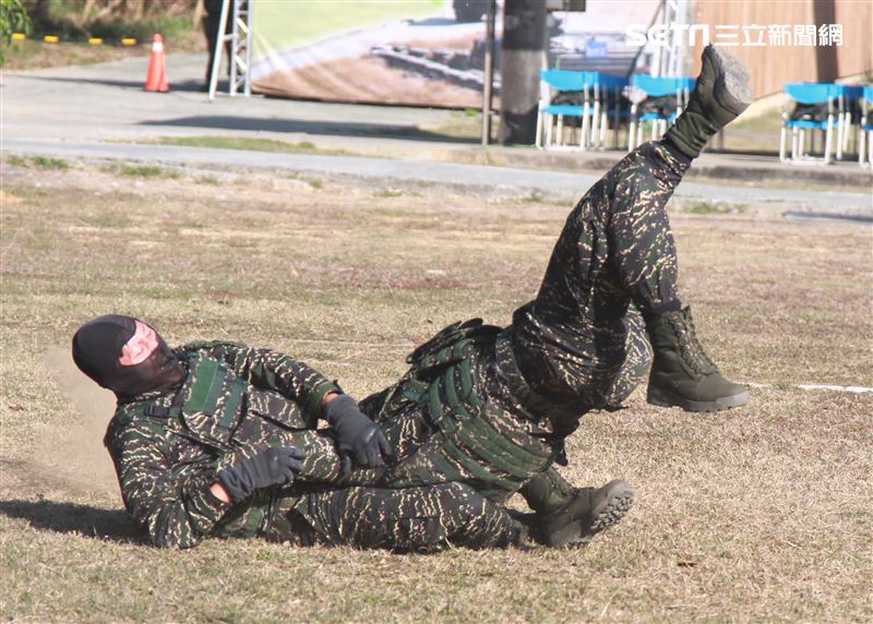 海軍陸戰隊特勤隊員執行綜合格鬥。（記者邱榮吉/高雄拍攝）
