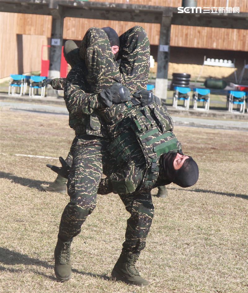 海軍陸戰隊特勤隊員執行綜合格鬥。（記者邱榮吉/高雄拍攝）
