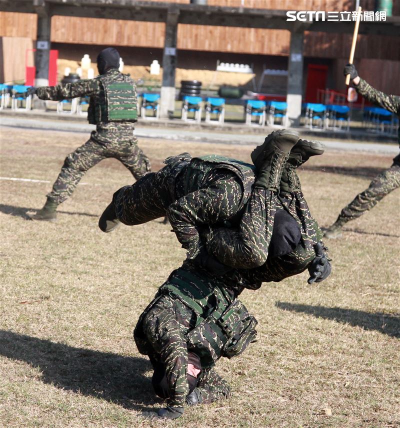 海軍陸戰隊特勤隊員執行綜合格鬥。（記者邱榮吉/高雄拍攝）