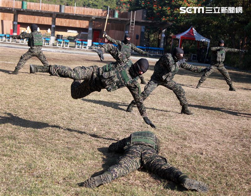 海軍陸戰隊特勤隊員執行綜合格鬥。（記者邱榮吉/高雄拍攝）