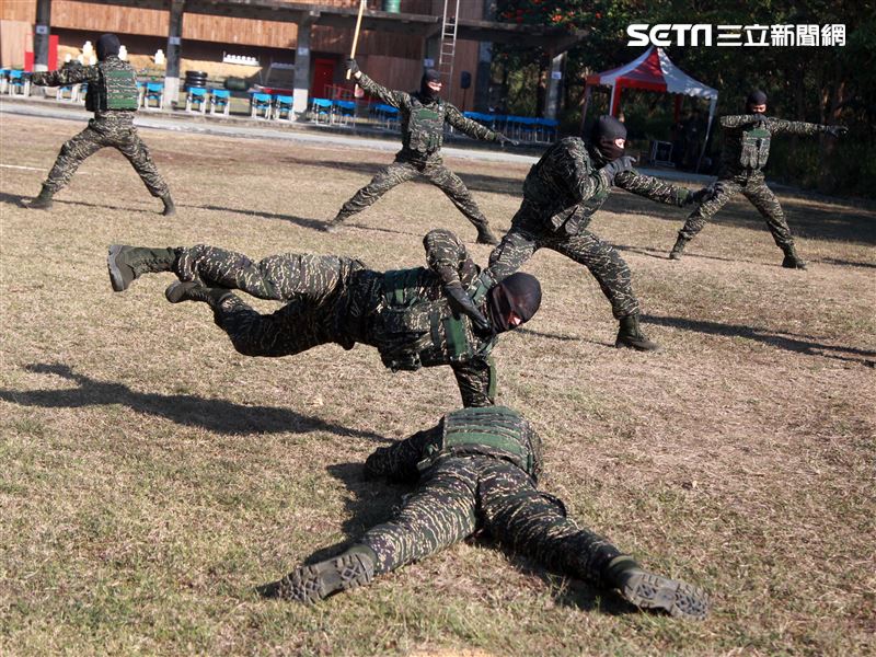 海軍陸戰隊特勤隊員執行綜合格鬥。（記者邱榮吉/高雄拍攝）