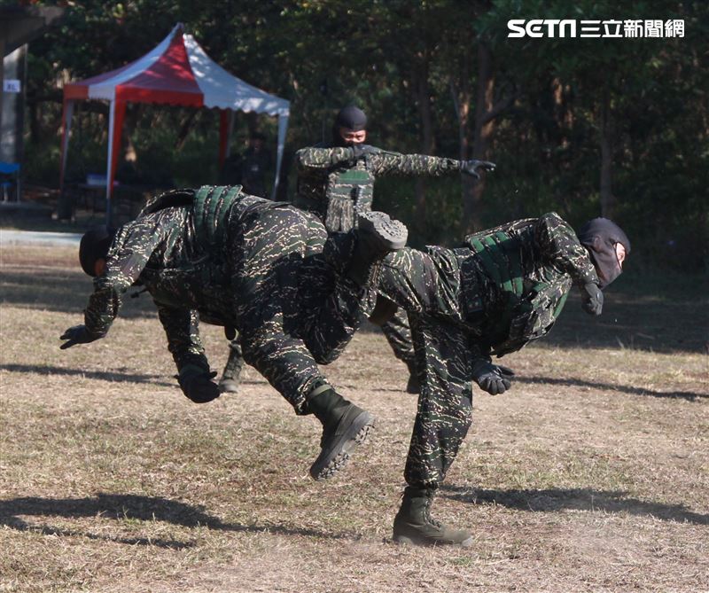 海軍陸戰隊特勤隊員執行綜合格鬥。（記者邱榮吉/高雄拍攝）