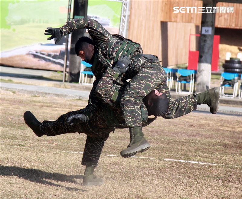 海軍陸戰隊特勤隊員執行綜合格鬥。（記者邱榮吉/高雄拍攝）