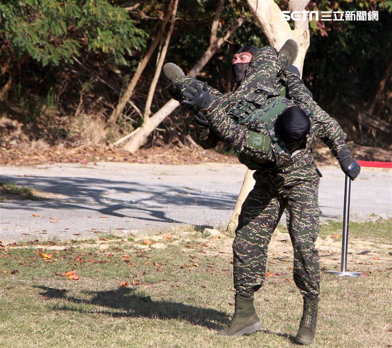 海軍陸戰隊特勤隊員執行綜合格鬥。（記者邱榮吉/高雄拍攝）