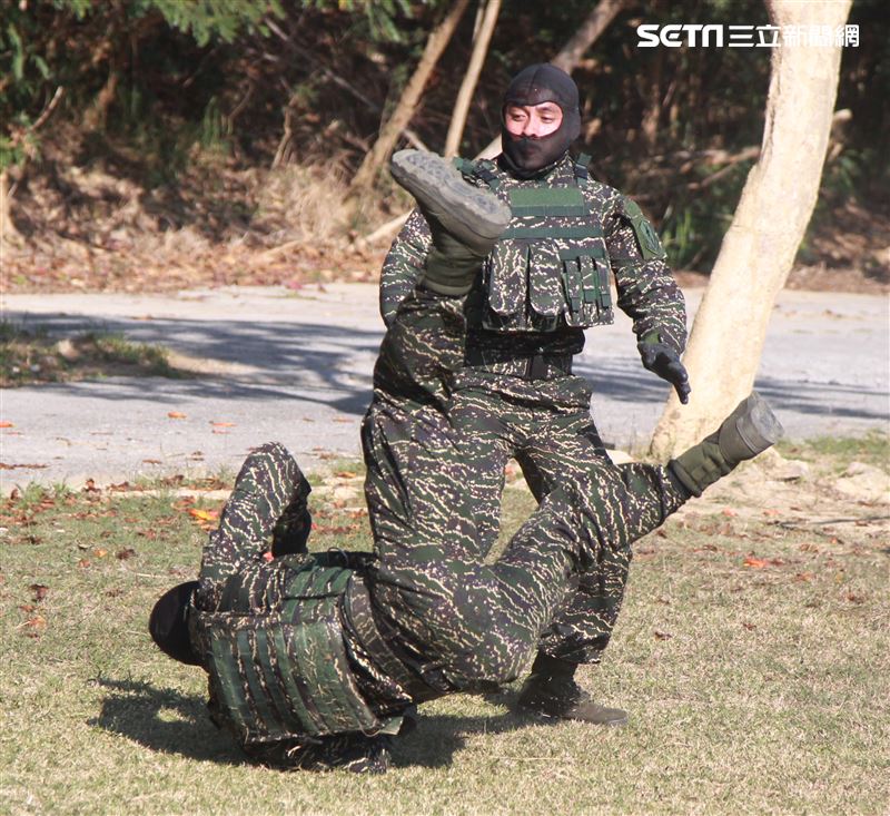 海軍陸戰隊特勤隊員執行綜合格鬥。（記者邱榮吉/高雄拍攝）