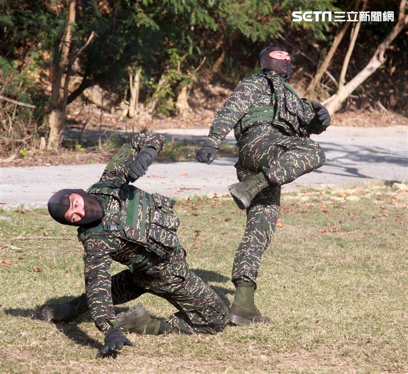 海軍陸戰隊特勤隊員執行綜合格鬥。（記者邱榮吉/高雄拍攝）