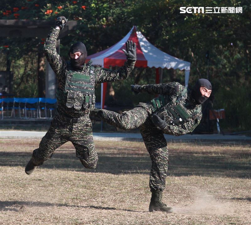 海軍陸戰隊特勤隊員執行綜合格鬥。（記者邱榮吉/高雄拍攝）