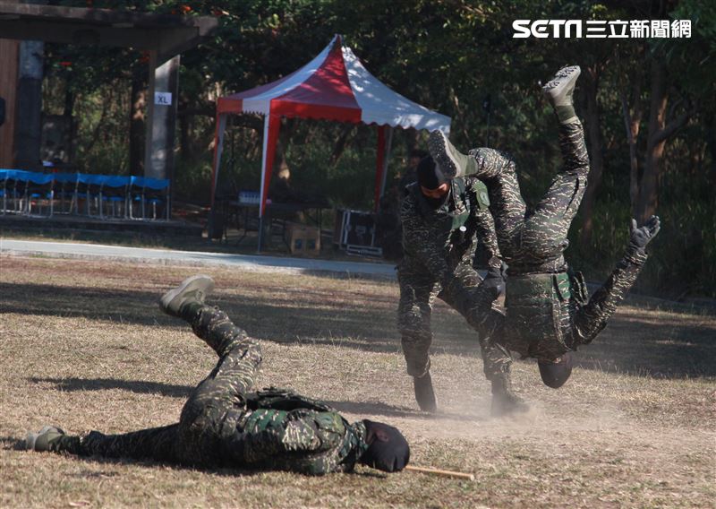 海軍陸戰隊特勤隊員執行綜合格鬥。（記者邱榮吉/高雄拍攝）