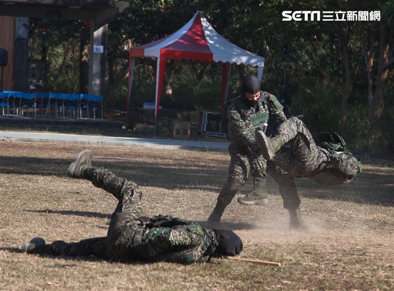 海軍陸戰隊特勤隊員執行綜合格鬥。（記者邱榮吉/高雄拍攝）