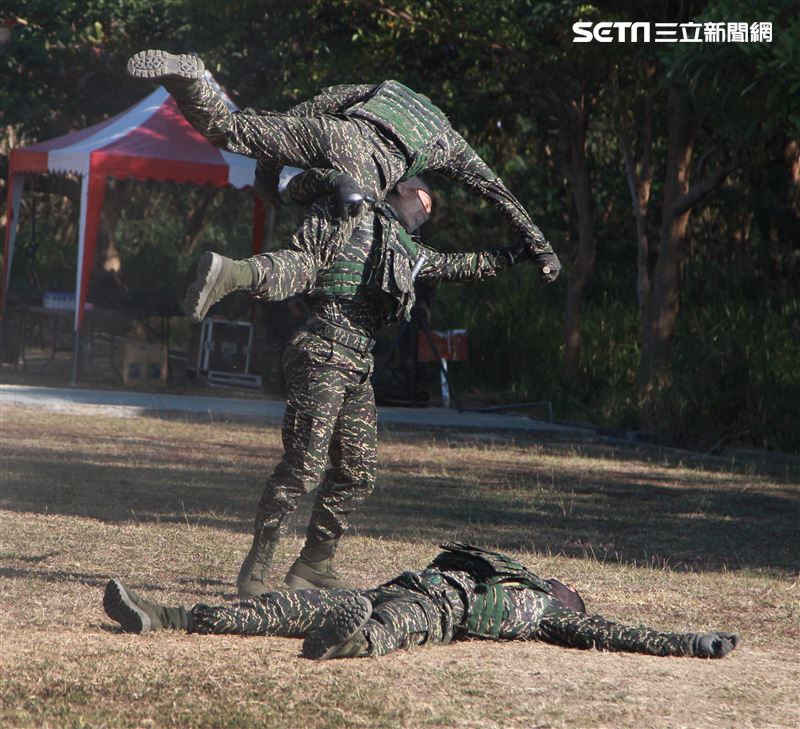 海軍陸戰隊特勤隊員執行綜合格鬥。（記者邱榮吉/高雄拍攝）