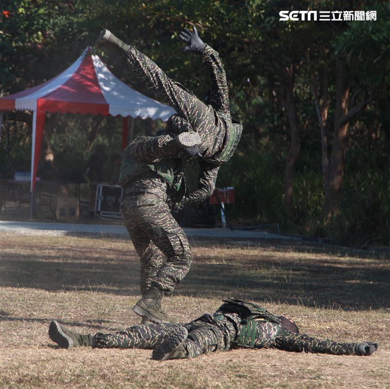 海軍陸戰隊特勤隊員執行綜合格鬥。（記者邱榮吉/高雄拍攝）