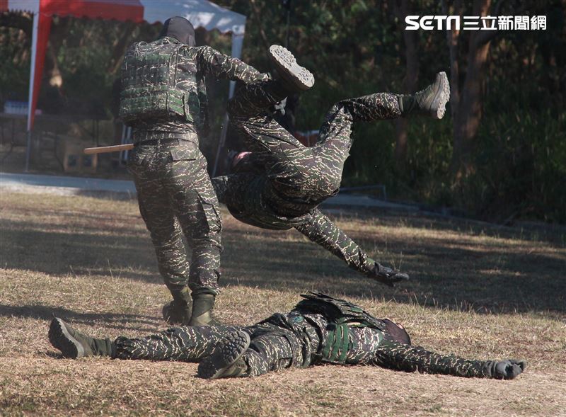 海軍陸戰隊特勤隊員執行綜合格鬥。（記者邱榮吉/高雄拍攝）