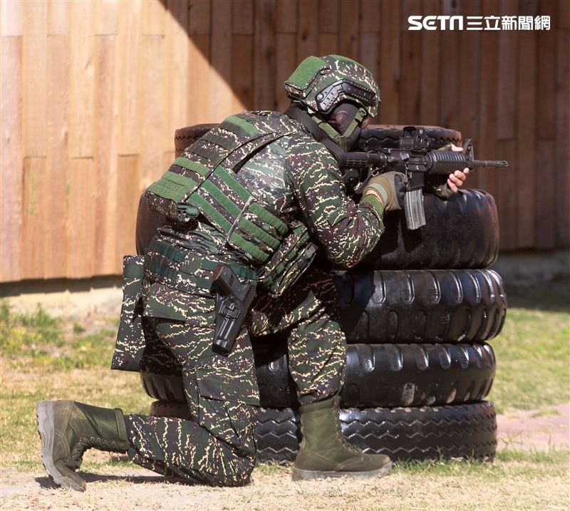 海軍陸戰隊特勤隊員應用射擊及特種作戰演練，藉精準射擊能力及各項反恐制暴的戰鬥動作，展現特勤隊員勤訓精練成果。（記者邱榮吉/高雄拍攝）