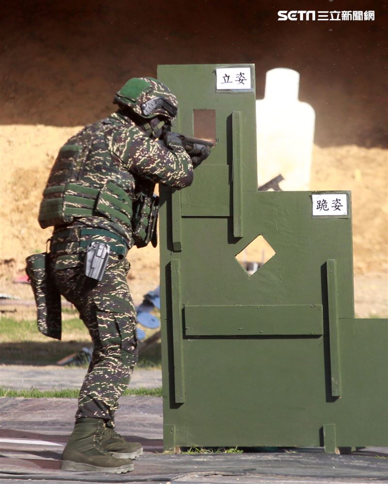 海軍陸戰隊特勤隊員應用射擊及特種作戰演練，藉精準射擊能力及各項反恐制暴的戰鬥動作，展現特勤隊員勤訓精練成果。（記者邱榮吉/高雄拍攝）