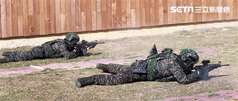海軍陸戰隊特勤隊員應用射擊及特種作戰演練，藉精準射擊能力及各項反恐制暴的戰鬥動作，展現特勤隊員勤訓精練成果。（記者邱榮吉/高雄拍攝）
