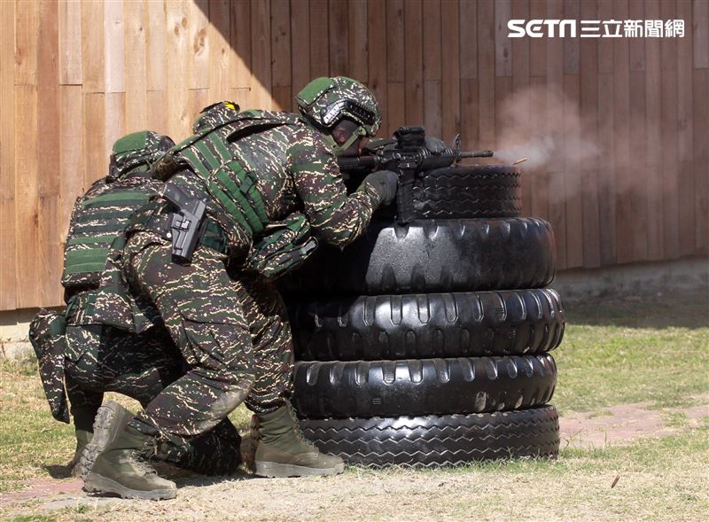 海軍陸戰隊特勤隊員應用射擊及特種作戰演練，藉精準射擊能力及各項反恐制暴的戰鬥動作，展現特勤隊員勤訓精練成果。（記者邱榮吉/高雄拍攝）