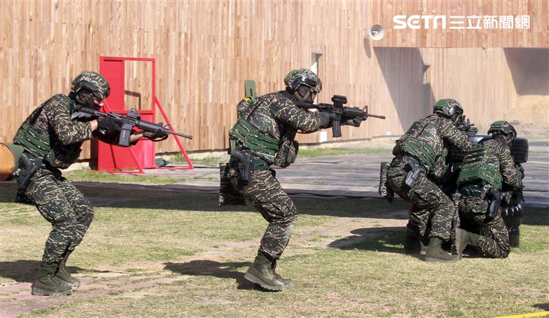 海軍陸戰隊特勤隊員應用射擊及特種作戰演練，藉精準射擊能力及各項反恐制暴的戰鬥動作，展現特勤隊員勤訓精練成果。（記者邱榮吉/高雄拍攝）