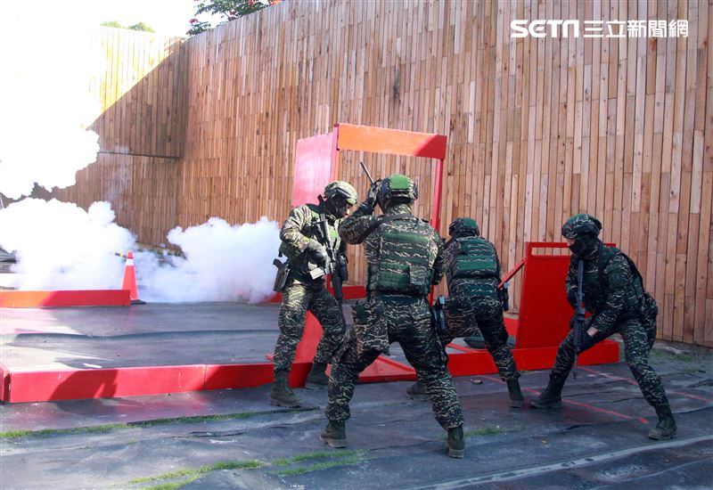 海軍陸戰隊特勤隊員應用射擊及特種作戰演練，藉精準射擊能力及各項反恐制暴的戰鬥動作，展現特勤隊員勤訓精練成果。（記者邱榮吉/高雄拍攝）