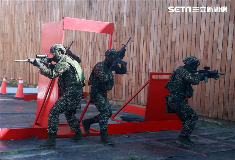 海軍陸戰隊特勤隊員應用射擊及特種作戰演練，藉精準射擊能力及各項反恐制暴的戰鬥動作，展現特勤隊員勤訓精練成果。（記者邱榮吉/高雄拍攝）