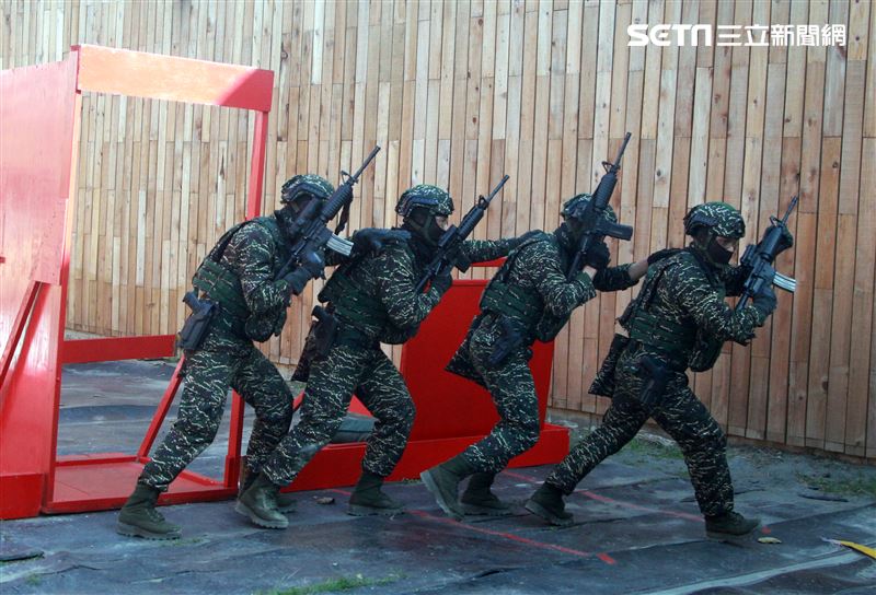 海軍陸戰隊特勤隊員應用射擊及特種作戰演練，藉精準射擊能力及各項反恐制暴的戰鬥動作，展現特勤隊員勤訓精練成果。（記者邱榮吉/高雄拍攝）