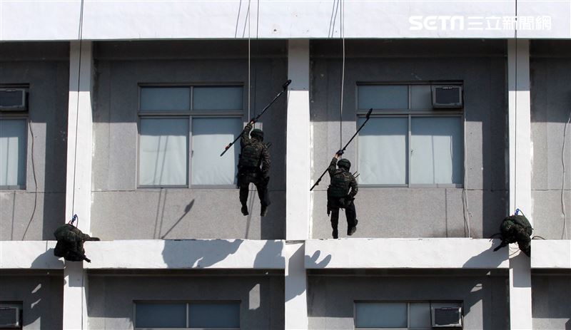 海軍陸戰隊特勤隊員繩索下降攻堅。（記者邱榮吉/高雄拍攝）