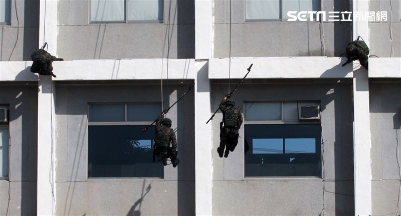 海軍陸戰隊特勤隊員繩索下降攻堅。（記者邱榮吉/高雄拍攝）