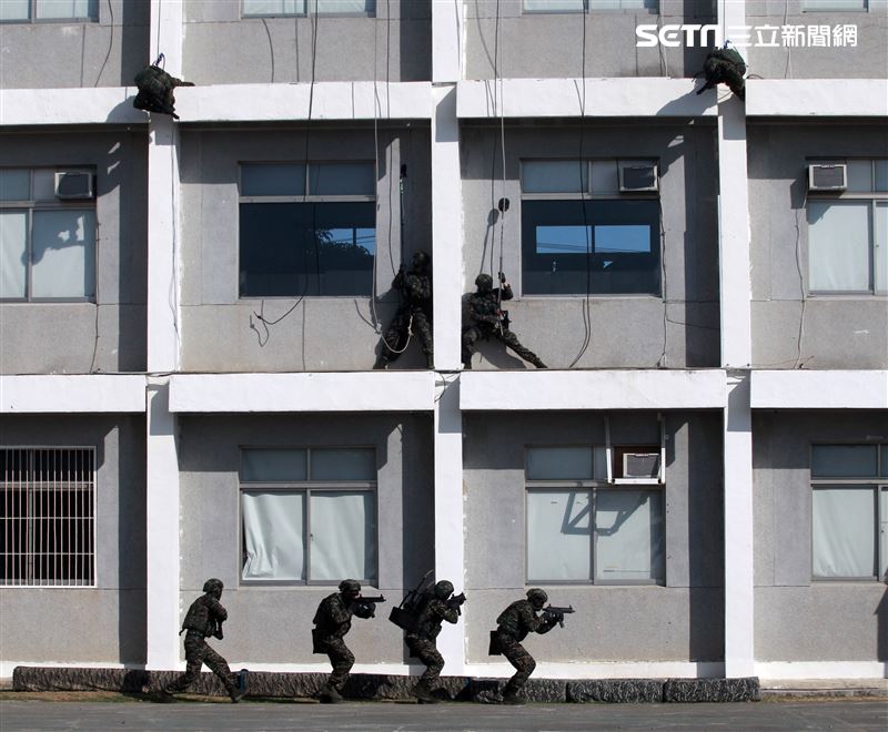海軍陸戰隊特勤隊員繩索下降攻堅。（記者邱榮吉/高雄拍攝）